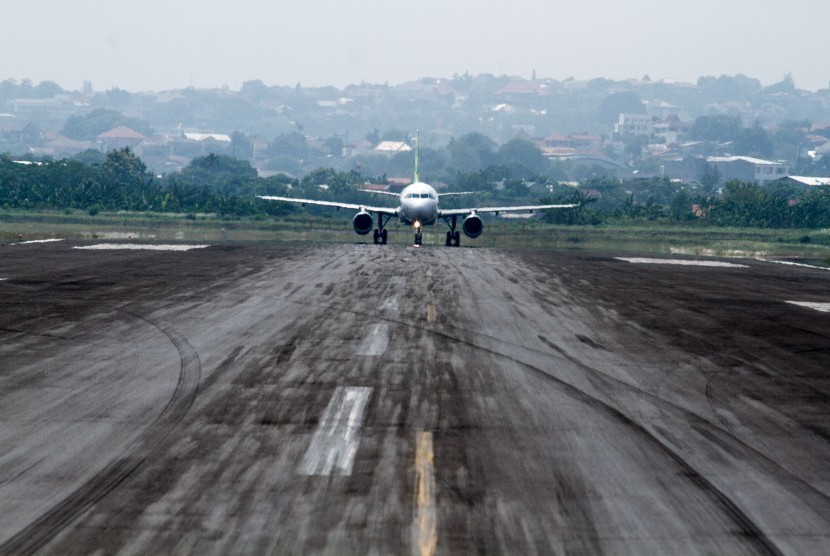 Sebuah pesawat terbang jenis Airbus a320 bersiap di landasan pacu saat akan lepas landas di Bandara Internasional Jenderal Ahmad Yani, Semarang, Jawa Tengah, Rabu (31/10/2018). 