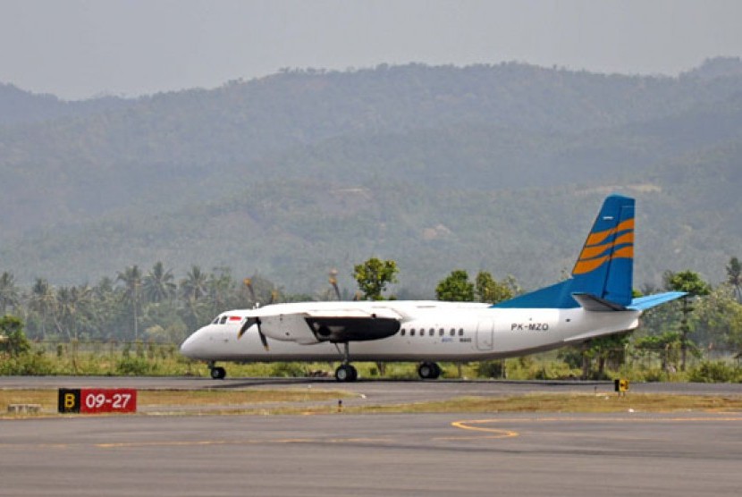 Sebuah pesawat terbang siap lepas landas di Bandara Selaparang, Mataram, NTB,Kamis (29/9). PT Angkasa Pura I akan mulai menutup Bandara Selaparang tanggal 30 September pukul 18.00 Wita dan pada tanggal 1 Oktober pukul 10.00 Wita akan mengoperasikan Bandara