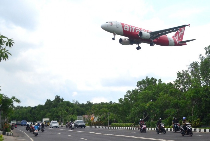 Sebuah pesawat udara bersiap mendarat di Bandar Udara Internasional Ngurah Rai, Bali, Kamis (10/9).