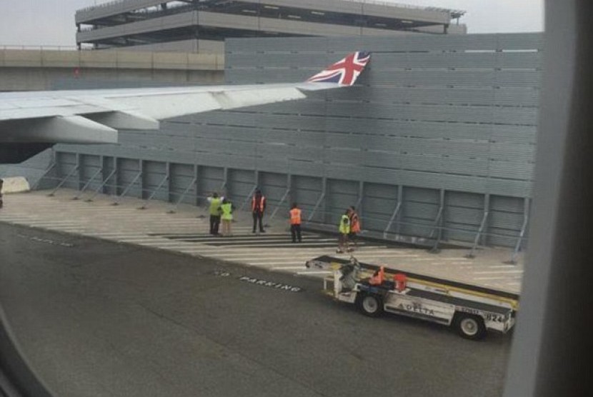Sebuah pesawat Virgin Atlantic 26 tujuan London gagal lepas landas dari Bandara Kennedy New York setelah bagian sayap menabrak pagar, Sabtu (19/9)..