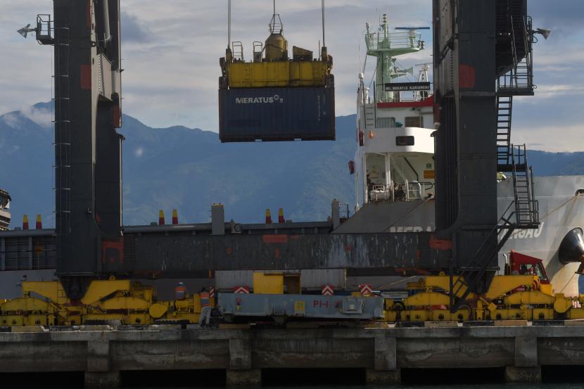 Sebuah peti kemas dinaikkan ke dalam kapal kargo di Pelabuhan Pantoloan, Palu, Sulawesi Tengah, awal Mei lalu. Pengusaha kapal mengharapkan pemerintah dan Otoritas Jasa Keuangan (OJK) dapat memperluas basis debitur yang berhak mendapatkan restrukturisasi kredit. 