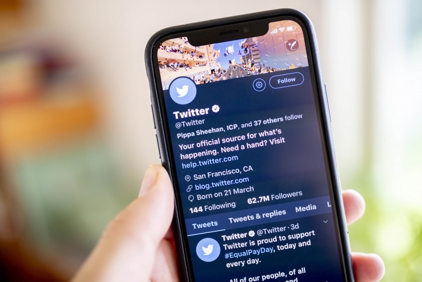 Sebuah ponsel memperlihatkan akun media sosial Twitter.