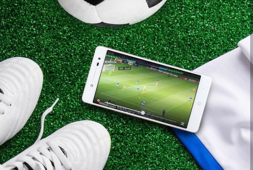 Sebuah ponsel sedang menayangkan pertandingan sepak bola (ilustrasi)