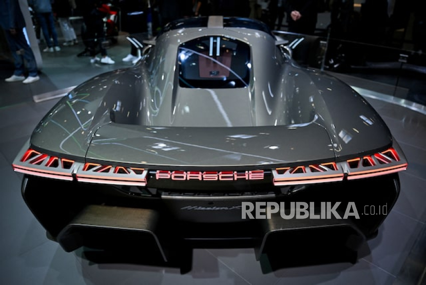 Sebuah Porsche Mission X dipamerkan dalam sebuah acara sehari sebelum pembukaan resmi Pameran Mobil Munich 2023 IAA Mobility, di Munich, Jerman, 4 September 2023.