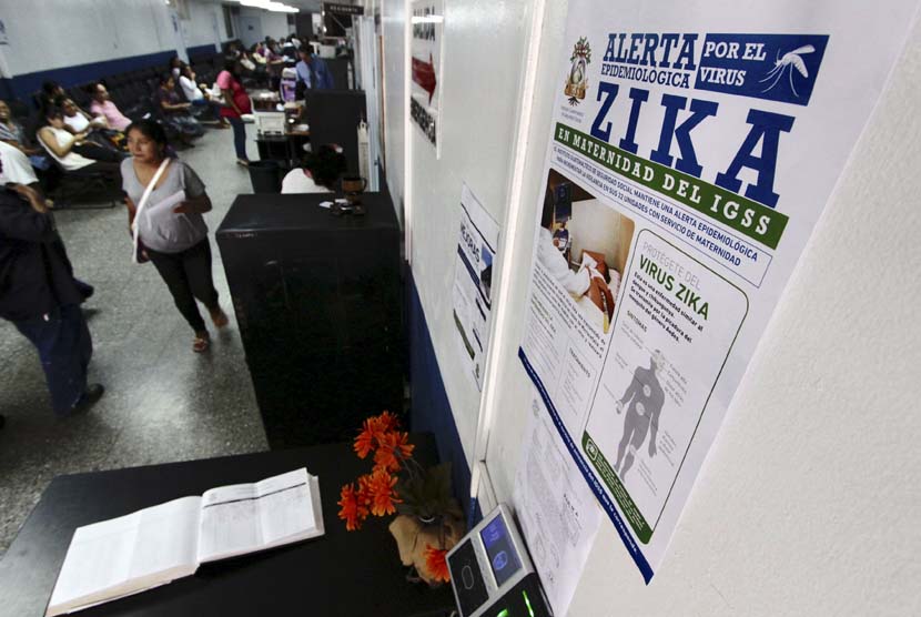 Sebuah poster kampanye tentang virus Zika gejala di ruang bersalin rumah sakit di Guatemala City, Guatemala. 
