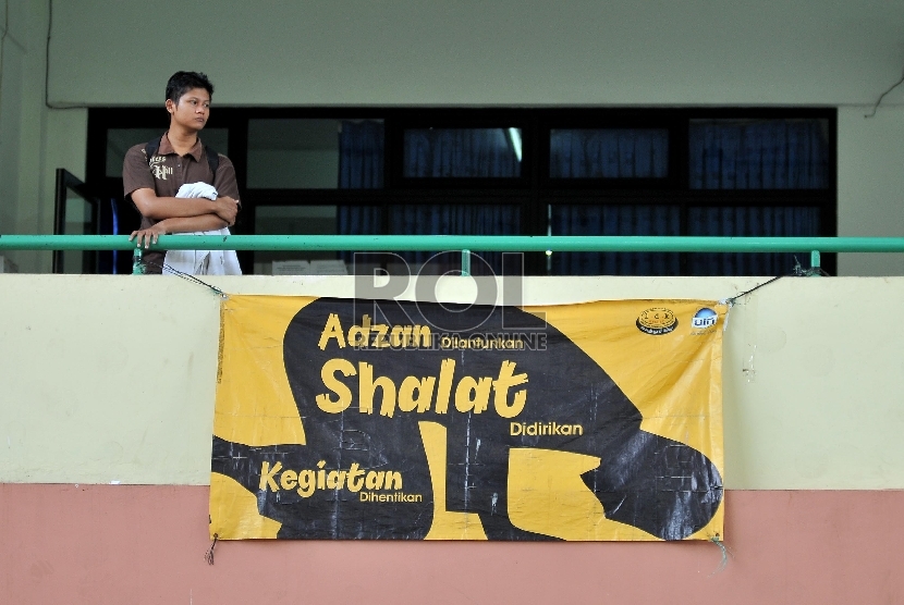 Sebuah poster peringatan menjalankan sholat terpampang di salah satu sisi gedung Universitas Islam Negeri (UIN) Syarif Hidayatullah Jakarta, Ciputat, Banten, Kamis (16/4). (Republika/Rakhmawaty La'lang)