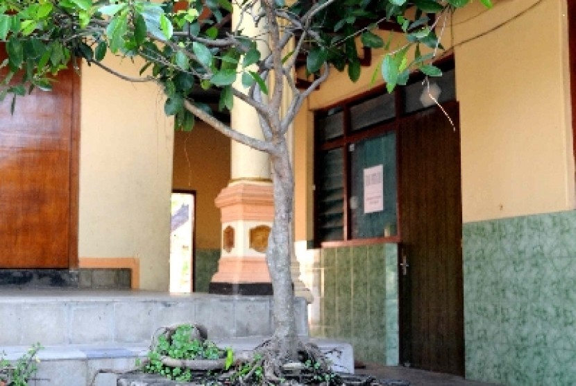 Sebuah pot yang dibuat pada Tahun Saka 1320 di komplek Masjid di Ngrawan, Dolopo, Madiun.