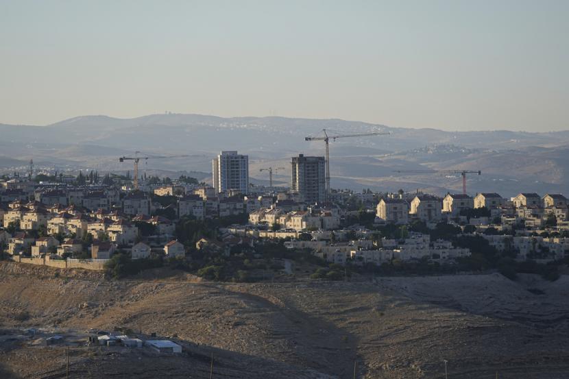 Sebuah proyek perumahan yang sedang dibangun terlihat di pemukiman Maale Adumim Israel di Tepi Barat, Senin, 26 Juni 2023. Pemerintah sayap kanan Israel pada hari Senin menyetujui rencana untuk membangun ribuan rumah baru di Tepi Barat yang diduduki, sebuah langkah yang mengancam memperburuk hubungan yang semakin tegang dengan Amerika Serikat.