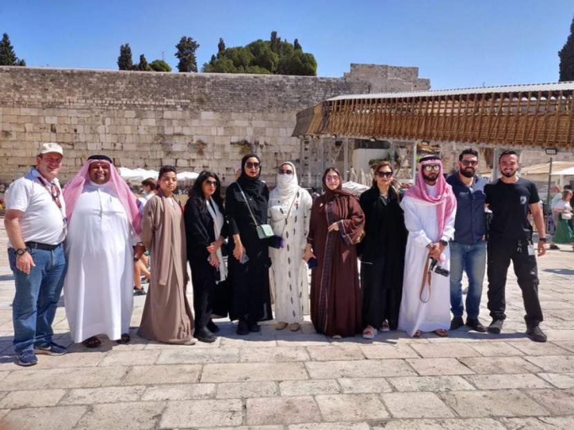 Sebuah rekaman video menunjukkan wisatawan Bahrain tengah mengunjungi Western Wall Plaza, sebuah situs suci dalam Yudaisme yang berdekatan dengan kompleks Masjid al-Aqsa di Yerusalem Timur yang diduduki. 