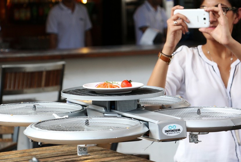Sebuah restoran di Singapura mengembangkan drone untuk melayani pelanggannya.