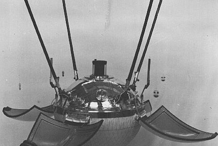 Sebuah roket besar yang membawa 391 Kg instrumen ilmiah, telah berhasil diluncurkan ke Bulan oleh Uni Soviet pada 12 September 1959. Roket yang dinamai Lunik II ini merupakan roket kedua yang diluncurkan Uni Soviet ke Bulan.