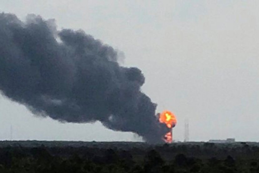 Sebuah roket Falcon 9 milik Elon Musk SpaceX meledak di landasan peluncuran, Cape Canaveral, Florida