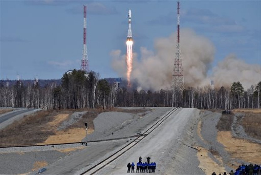 Sebuah roket Rusia, Soyuz 2.1 membawa satelit Lomonosov, Aist-2D dan SamSat-218 lepas landas dari kosmodrom baru Vostochnydi luar Kota Uglegorsk, Rusia, Kamis, 28 April 2016.
