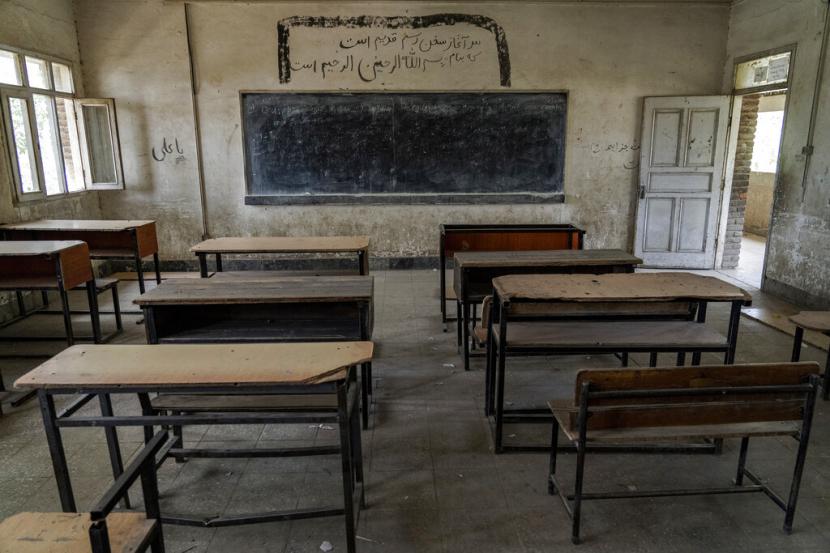Sebuah ruang kelas sekolah Syiah Hazara kosong di Kabul, Afghanistan, Minggu, 31 Juli 2022. Pemimpin tertinggi Taliban mengeluarkan perintah untuk mengumumkan perombakan beberapa posisi nasional dan provinsi pada Selasa (20/9/2022), termasuk menteri pendidikan.