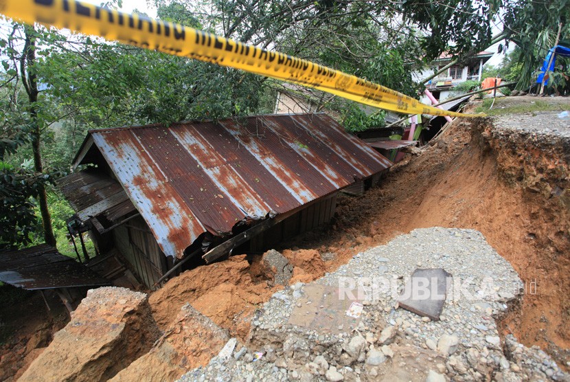  Peristiwa Bencana 2019 Meningkat. Foto: Sebuah rumah amblas terkena bencana tanah bergerak, di tepi jalan Nagari Koto Alam, Kabupaten Limapuluhkota, Sumatera Barat, Sabtu (21/12/2019).