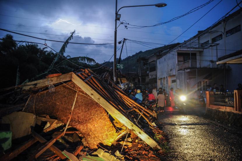 Sebuah rumah ambruk akibat bencana angin puting beliung yang melanda Desa Ciharalang, Kecamatan Cimenyan, Kabupaten Bandung, Jawa Barat, Ahad (28/3/2021). Warga setempat mengatakan ratusan rumah dan 15 kios rusak ringan hingga berat akibat bencana tersebut.