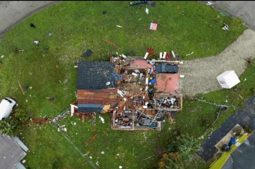 Sebuah rumah di Florida porak-poranda diterjang tornado yang disebabkan badai Milton, Rabu (9/10/2024).