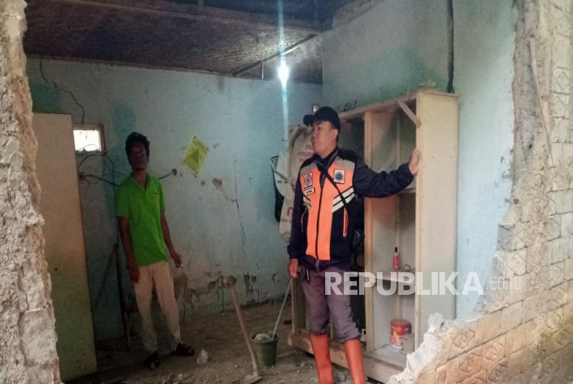 Sebuah Rumah di Kampung Cibogo, RT 01/17, Desa Margalaksana, Kecamatan Cipeundeuy, Kabupaten Bandung Barat (KBB), Jawa Barat Mengalami Kerusakan Imbas Gempa Bumi Berkekuatan Magnitudo 4,9 yang Berpusat di Kabupaten Bekasi pada Rabu (20/8/2025) Malam.