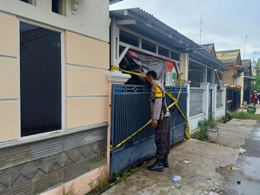 Sebuah rumah di kompleks perumahan Korpri, Kecamatan Sindang, Kabupaten Indramayu dikabarkan digrebeg sejumlah anggota kepolisian dari Mabes Polri, Senin (14/6). Penggrebegan terhadap rumah tersebut diduga karena menjadi tempat produksi oli oplosan dan BBM ilegal. 