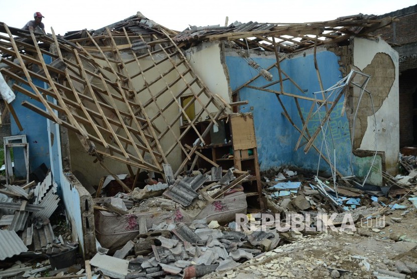 Sebuah rumah hancur terkena angin puting beliung di Rancaekek, Kabupaten Bandung, Ahad (13/1).