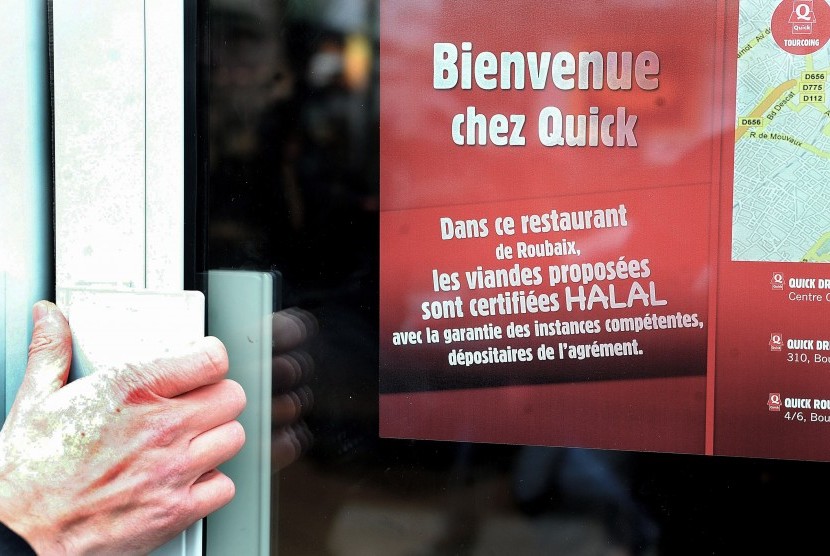 Sebuah rumah makan di Prancis menjelaskan menjual makanan dari daging yang dipotong secara halal.