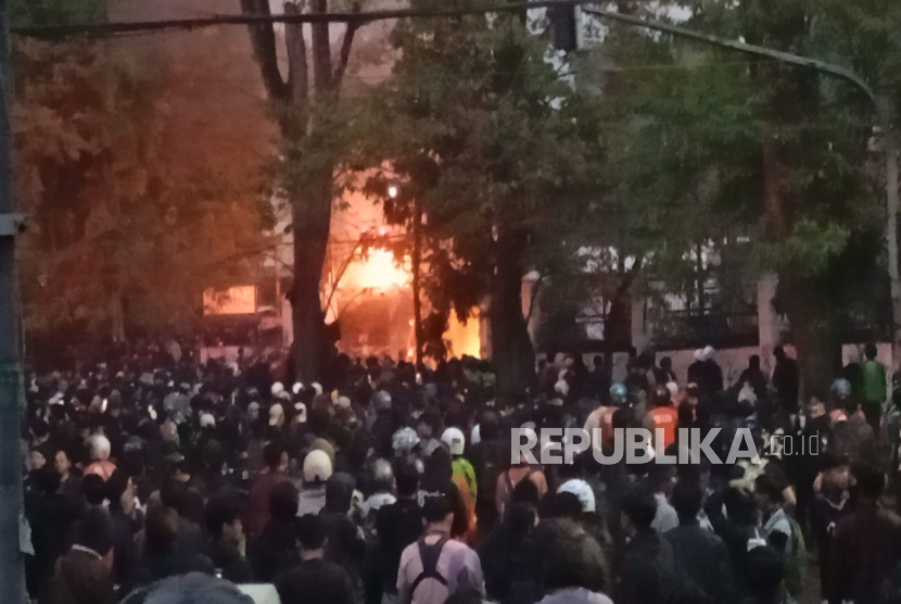 Sebuah rumah mewah di Jalan Cilamaya, Kota Bandung menjadi sasaran amuk massa aksi demonstrasi di Gedung DPRD Jabar, Jumat (29/8/2025). Mereka membakar rumah tersebut karena diduga menjadi tempat persembunyian anggota polisi. 