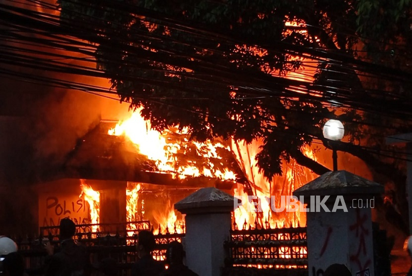 Sebuah rumah mewah di Jalan Cilamaya, Kota Bandung menjadi sasaran amuk massa aksi demonstrasi di Gedung DPRD Jabar, Jumat (29/8/2025). Mereka membakar rumah tersebut karena diduga menjadi tempat persembunyian anggota polisi. Video+foto M Fauzi Ridwan