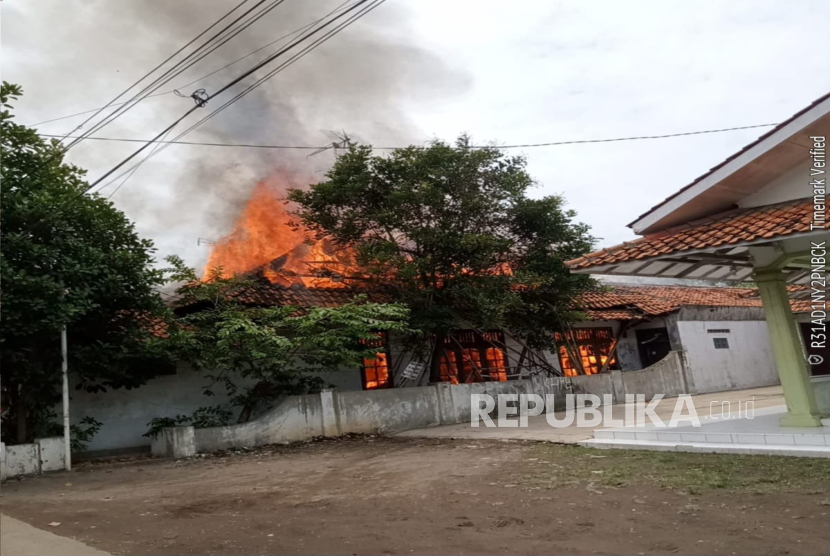 Sebuah rumah milik warga di Jalan Raden Gilap, Blok Karang Anyar, Desa Palimanan Timur, Kecamatan Palimanan, Kabupaten Cirebon, terbakar hebat, Kamis (23/10/2025) sekitar pukul 11.50 WIB. Dalam peristiwa itu, seorang warga meninggal dunia. 