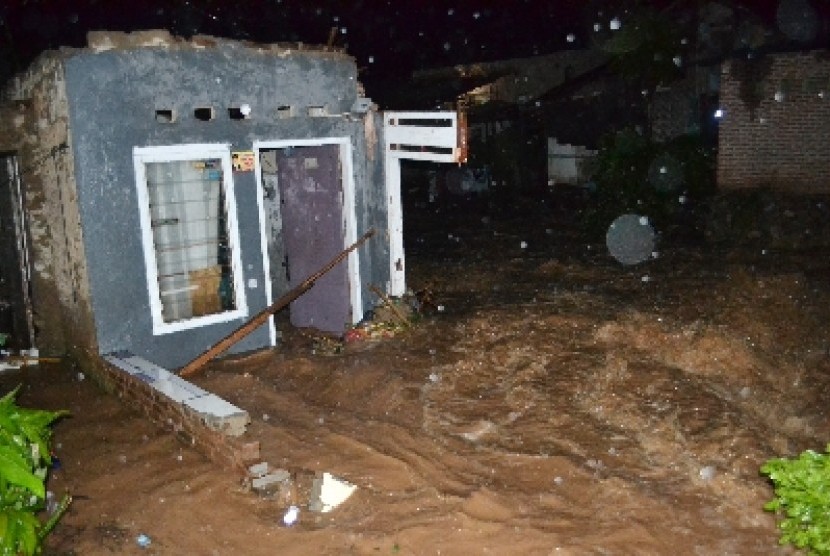 Sebuah rumah porak-poranda akibat diterjang banjir bandang setelah hujan deras selama beberapa jam meluapkan Sungai Jagalan di Gulak Galik, Telukbetung Utara, Kota Bandarlampung, Provinsi Lampung Kamis (24/1) malam