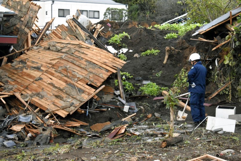 Petugas pemadam kebakaran memeriksa kawasan yang dilanda banjir akibat Topan Hagibis di Kawasaki, dekat Tokyo, Jepang, Ahad (13/10).