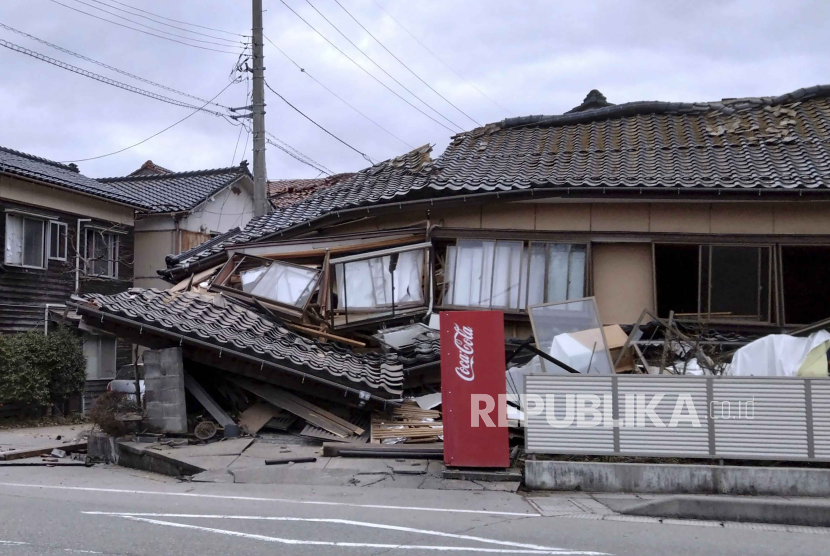 Sebuah rumah rusak akibat gempa bumi di Wajima, prefektur Ishikawa, Jepang Senin, (1/1/2024).