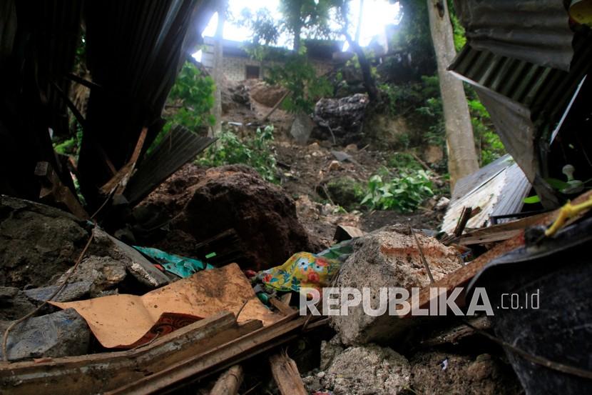 Sebuah rumah rusak akibat tertimpa bongkahan batu saat bencana longsor. Ilustrasi