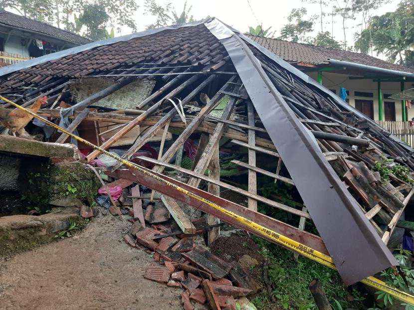 Sebuah rumah rusak berat tertimpa TPT ambruk di Desa Cukangjayaguna, Kecamatan Sodonghilir, Kabupaten Tasikmalaya, Ahad (5/4) sore. Akibat kejadian itu, dua orang meninggal dunia. 