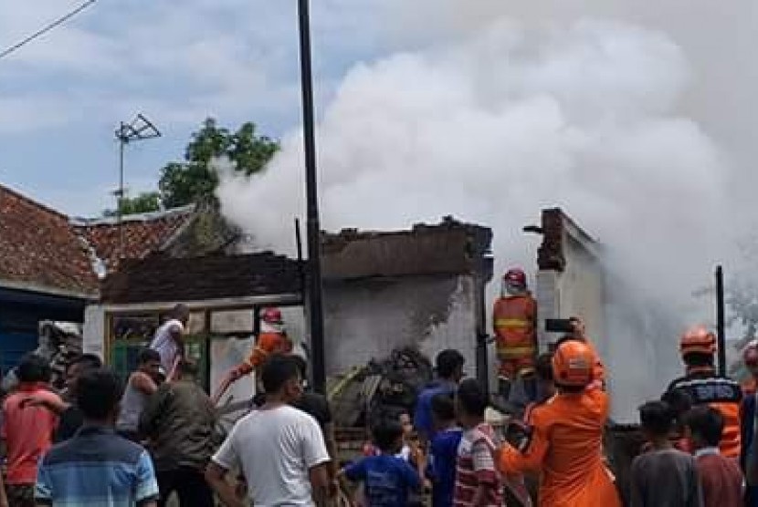 Sebuah rumah yang digunakan untuk gudang karpet di Kampung Cibodas, Kelurahan Sukajaya, Kecamatan Purbaratu, Kota Tasikmalaya, Senin (13/5). Diduga kebakaran itu disebabkan sambaran petasan. 