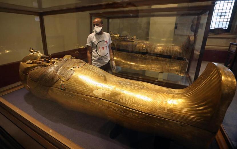 Sebuah sarkofagus Raja Tutankhamun dipajang di Museum Barang Antik Mesir.