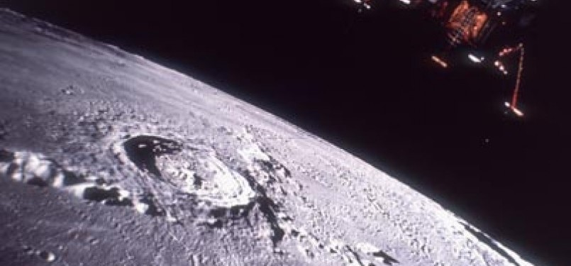 sebuah satelit mengambil gambar permukaan bulan (ilustrasi)
