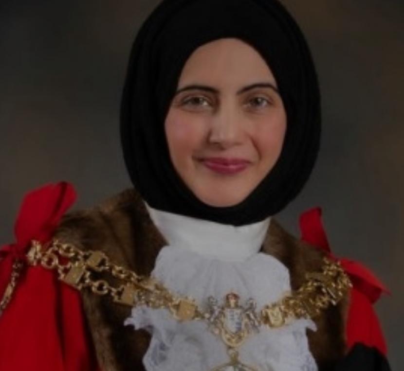 Sebuah sejarah baru akan terjadi Tameside, sebuah wilayah metropolitan di Greater Manchester, Inggris. Konselor Tafheen Sharif, seorang wanita Muslim Inggris berhijab, ditunjuk sebagai wali kota Muslim pertama di kota tersebut dan akan dilantik 13 Mei nanti.