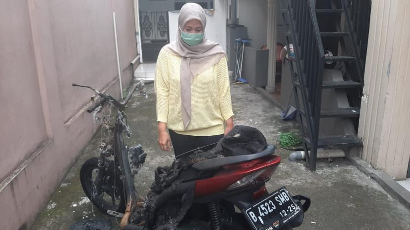 Sebuah sepeda motor hangus terbakar di sebuah rumah di kawasan Radio Dalam, Kebayoran Baru, Jakarta Selatan. Sepeda motor jenis Yamaha Lexi itu terbakar saat hendak digasak pencuri pada Kamis (14/1) dini hari.