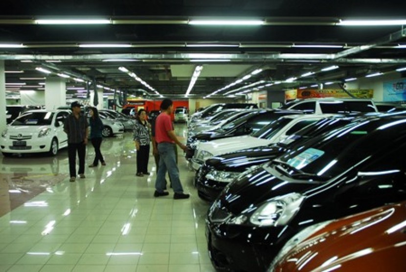 Sebuah showroom mobil di Jakarta
