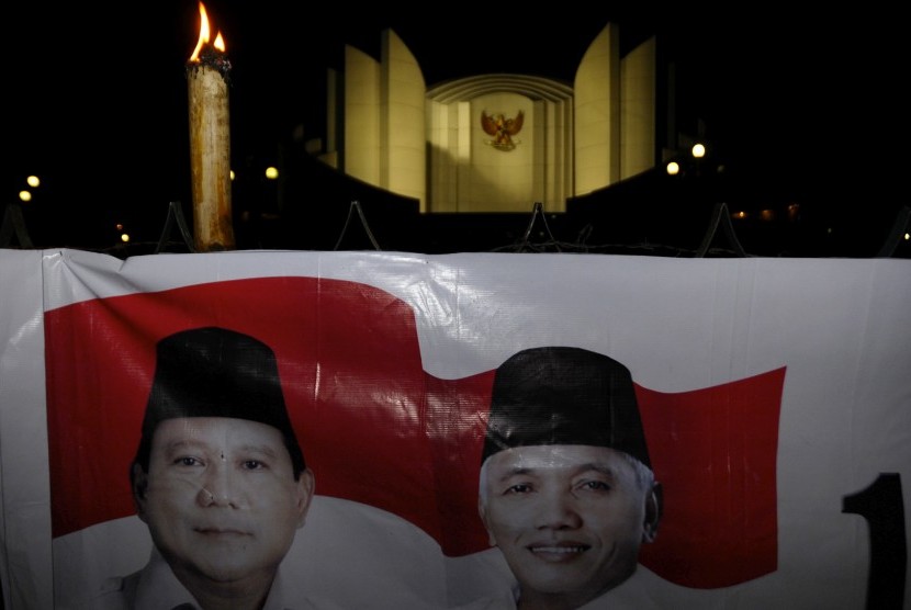 Sebuah spanduk dipasang saat renungan syukur kemenangan Prabowo-Hatta di depan Monumen Perjuangan, Bandung, Jawa Barat, Kamis (10/7) malam. 