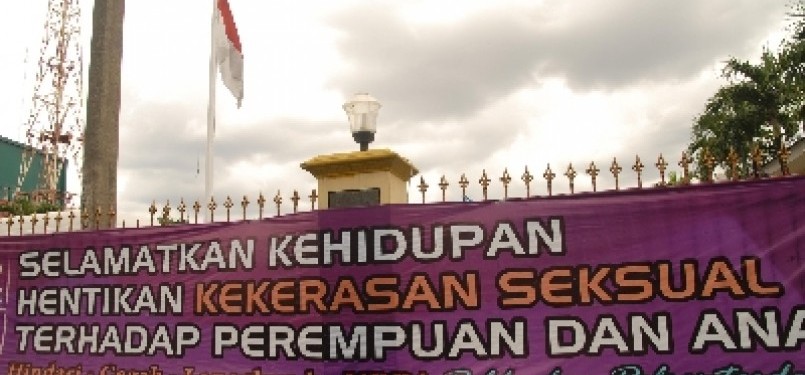 Sebuah spanduk kampanye pencegahan kekerasan seksual terhadap perempuan dan anak terpampang di depan Mapolres Depok, Jawa Barat.