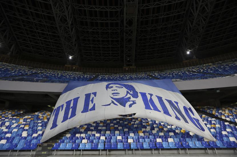  Sebuah spanduk raksasa untuk menghormati Diego Maradona ditampilkan di tribun Stadion San Paolo, Napoli.