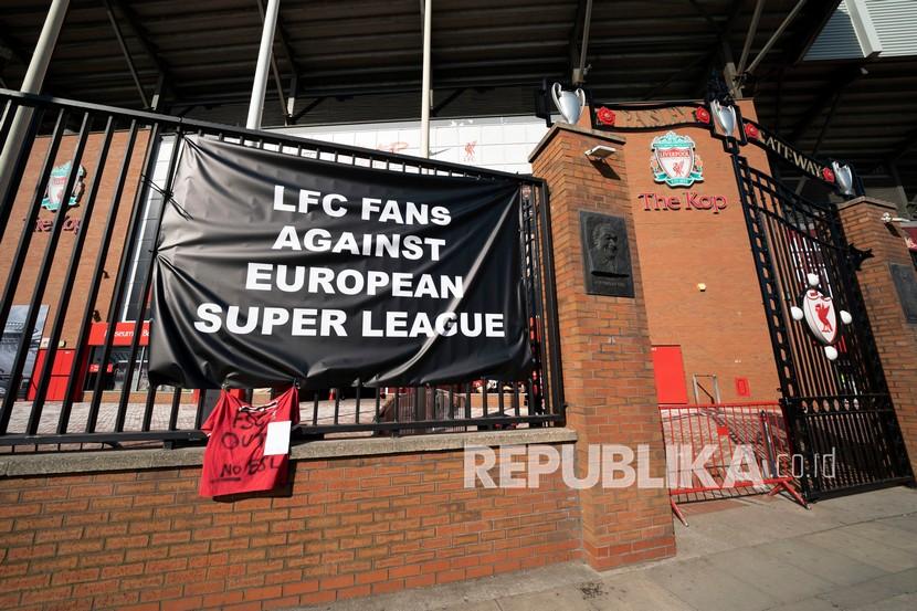 Sebuah spanduk terlihat di luar Stadion Anfield Liverpool yang memprotes pembentukan Liga Super Eropa, Liverpool, Inggris, Senin (19/4).