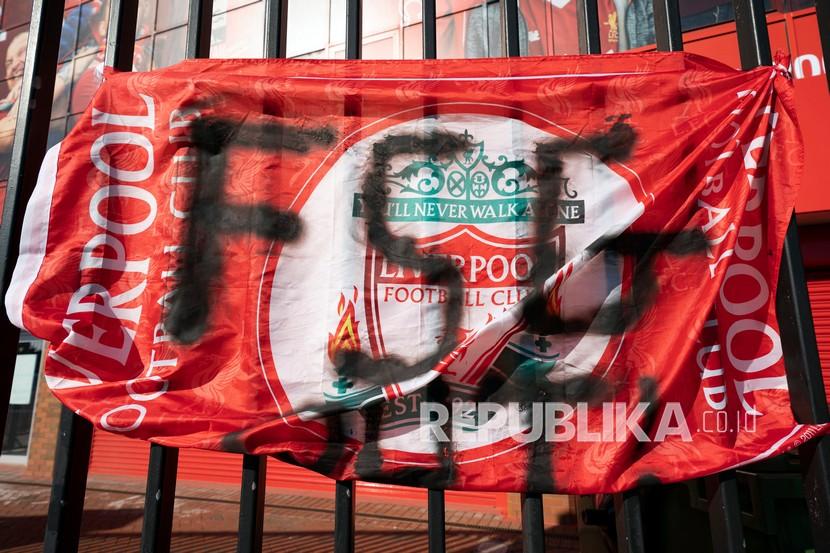 Sebuah spanduk terlihat di luar Stadion Anfield Liverpool yang memprotes pembentukan Liga Super Eropa, Liverpool, Inggris, Senin (19/4).