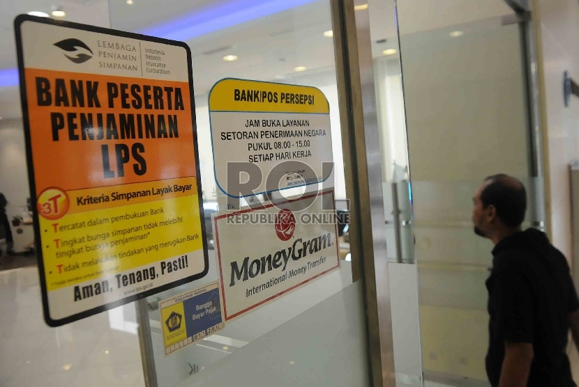  Sebuah stiker keikutsertaan menjadi anggota Lembaga Penjamin Simpanan (LPS) tertempel di pintu masuk salah satu bank di Jakarta, Rabu (24/6).