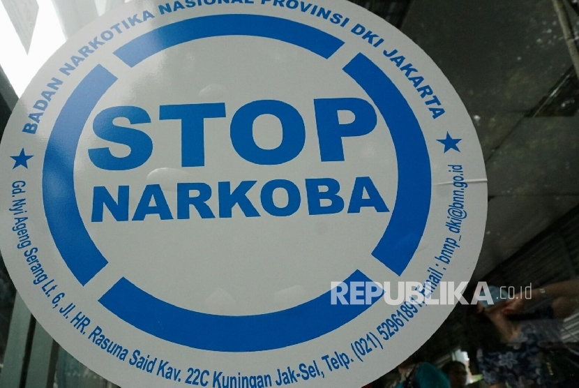  Sebuah stiker stop narkoba tepasang di Halte Transjakarta, Pasar Baru, Jakarta, Senin (21/11).