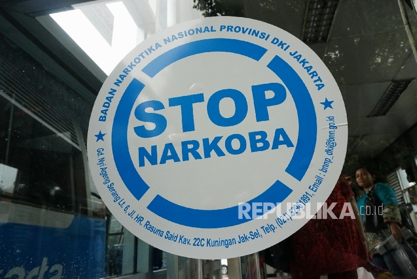  Sebuah stiker stop narkoba tepasang di Halte Transjakarta, Pasar Baru, Jakarta, Senin (21/11). 