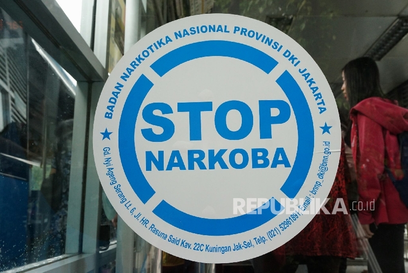 Sebuah stiker stop narkoba tepasang di Halte Transjakarta, Pasar Baru, Jakarta, Senin (21/11). 