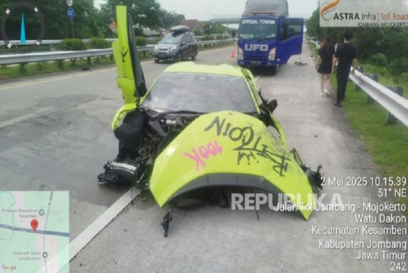 Sebuah supercar Lamborghini Revuelto bernopol D-1675-QGK ringsek setelah menabrak mobil Suzuki Ignis dan pembatas jalan di Km 697-B Tol Jombang-Mojokerto (Jomo), di Desa Kesamben, Kecamatan Kesamben, Jombang, Jawa Timur, Jumat (2/5/2025).