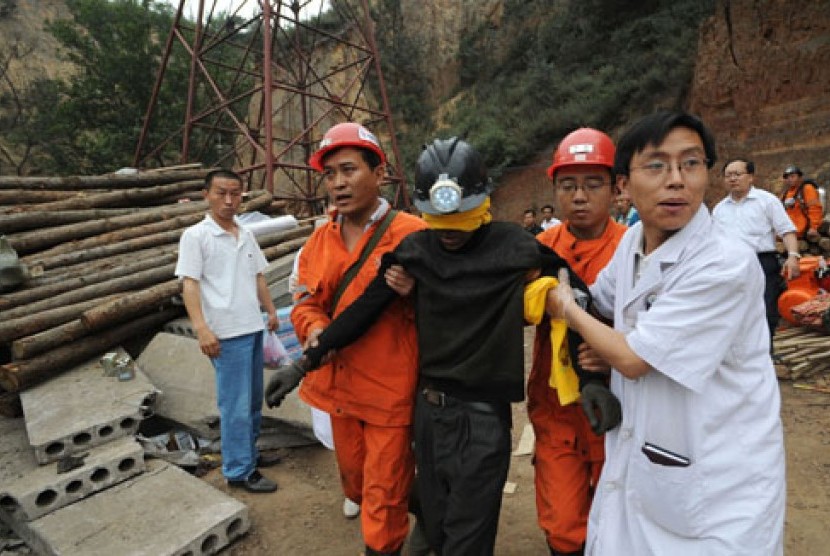 Dalam foto yang dirilis Kantor Berita Xinhua tampak asap membumbung dari lokasi ledakan yang berasa dari gedung di Distrik Baru Binhai, kota pelabuhan Tianjin, Cina, Kamis (13/8). Api menerangi langit malam saat ledakan dahsyat itu terjadi.